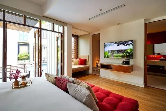 Pool Access LaZzzzz Suite