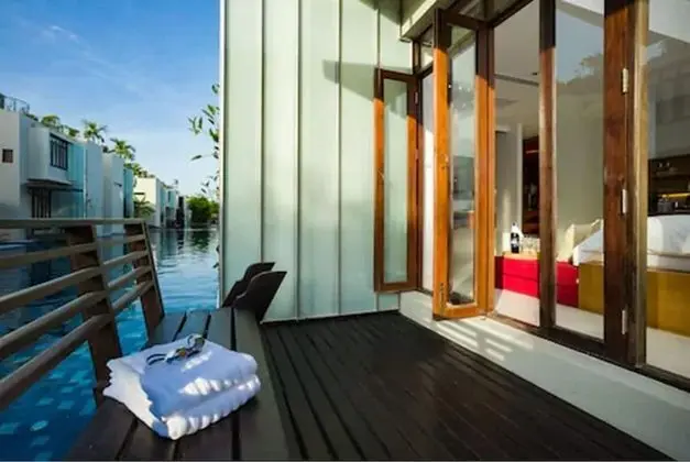 Pool Access LaZzzzz Suite