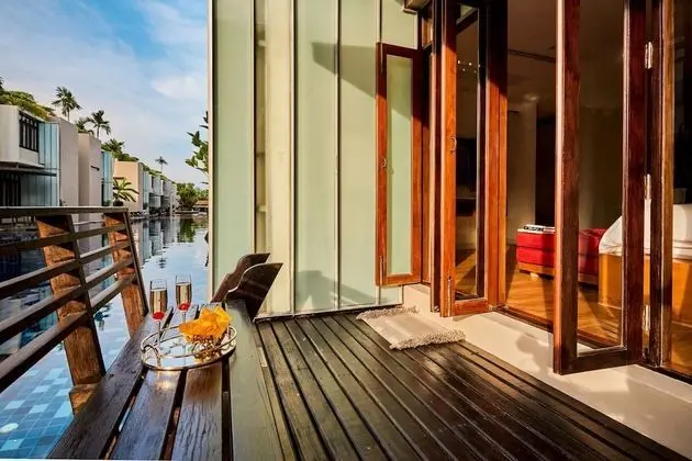 Pool Access LaZzzzz Suite