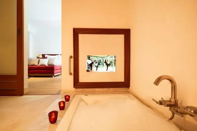 Pool Access LaZzzzz Suite