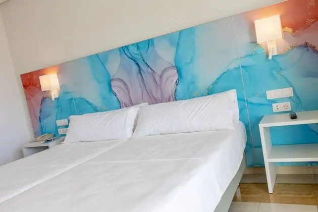 Büyük Yataklı Tek Kişilik Oda, Balkon, Havuz Manzaralı
