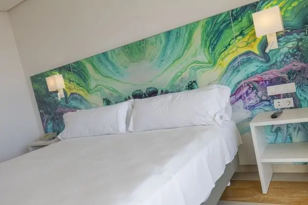 Tek Büyük Yataklı Oda, Balkon, Havuz Manzaralı