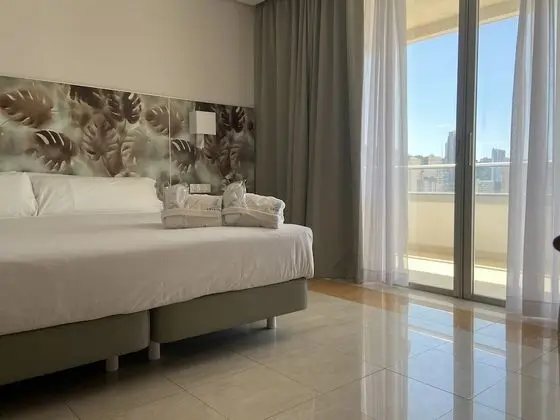 Üç Kişilik Oda, Balkon, Havuz Manzaralı