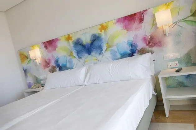 Üç Kişilik Oda, Balkon, Havuz Manzaralı