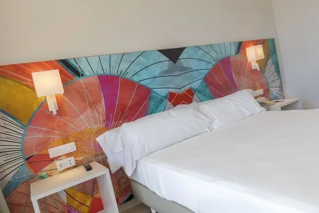 Üç Kişilik Oda, Balkon, Havuz Manzaralı