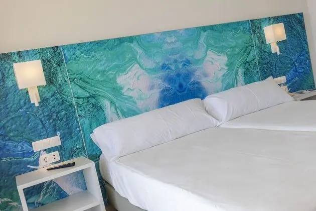Üç Kişilik Oda, Balkon, Havuz Manzaralı