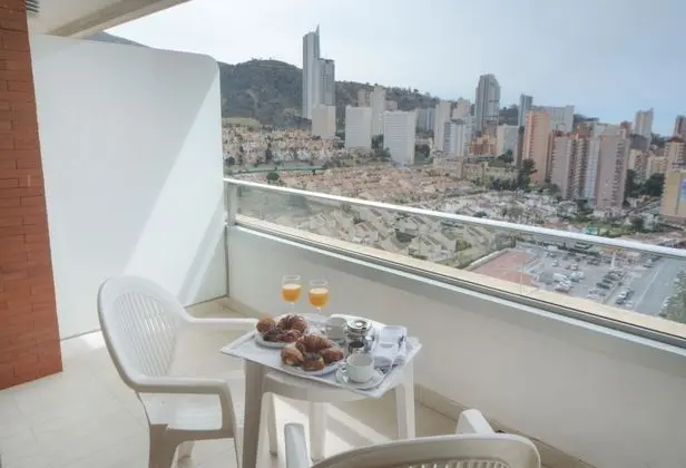 Üç Kişilik Oda, Balkon, Havuz Manzaralı