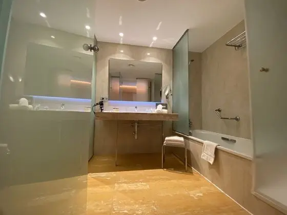Üç Kişilik Oda, Balkon, Havuz Manzaralı