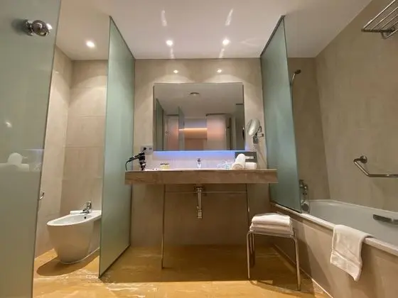 Üç Kişilik Oda, Balkon, Havuz Manzaralı
