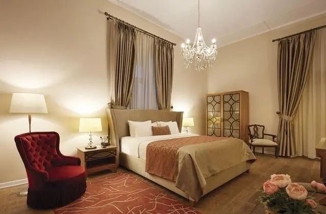Suite,Kara Manzaralı