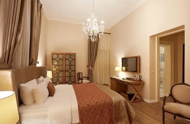 Suite,Kara Manzaralı
