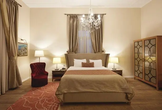 Suite,Kara Manzaralı