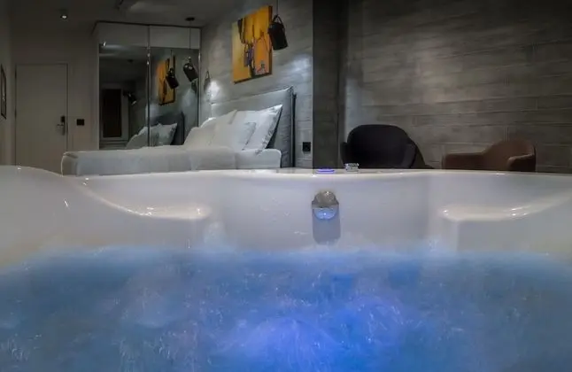 Deluxe Tek Büyük Yataklı Oda (with Jacuzzi)