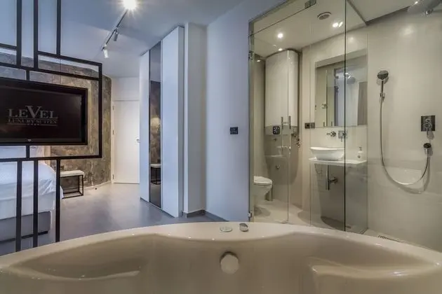 Deluxe Tek Büyük Yataklı Oda (with Jacuzzi)