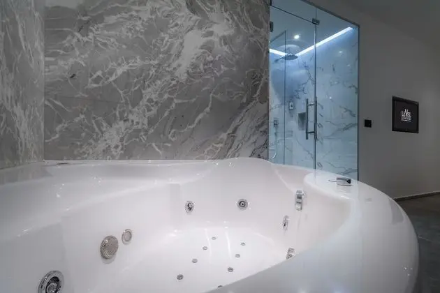 Deluxe Tek Büyük Yataklı Oda (with Jacuzzi)