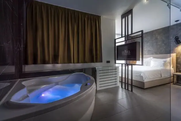 Deluxe Tek Büyük Yataklı Oda (with Jacuzzi)