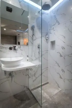 Deluxe Tek Büyük Yataklı Oda (with Jacuzzi)