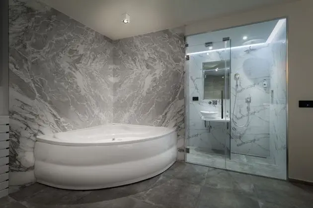 Deluxe Tek Büyük Yataklı Oda (with Jacuzzi)