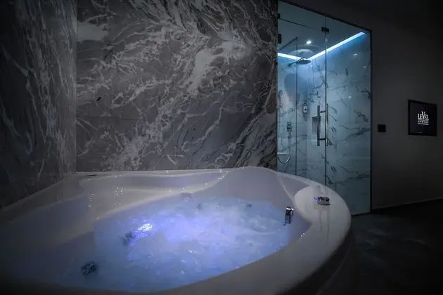 Deluxe Tek Büyük Yataklı Oda (with Jacuzzi)
