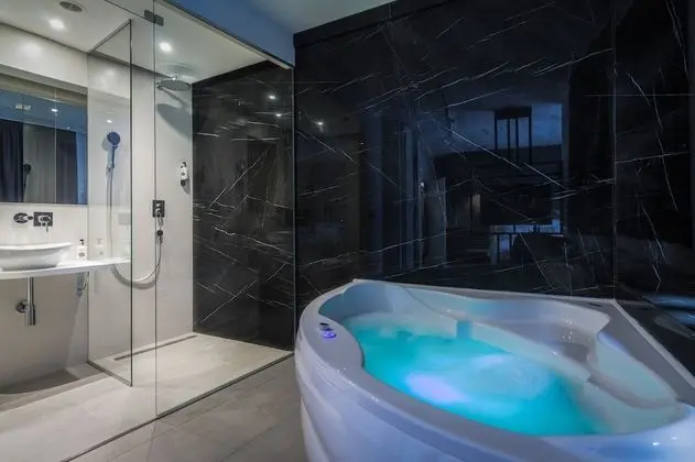 Deluxe Tek Büyük Yataklı Oda (with Jacuzzi)