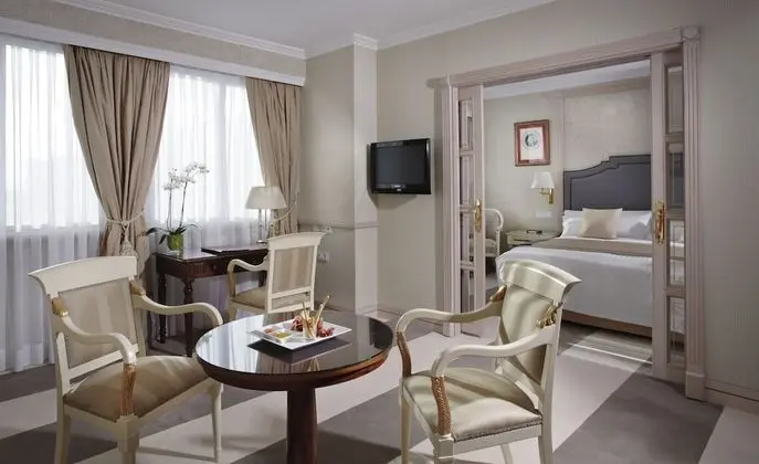 The Level, Junior Süit