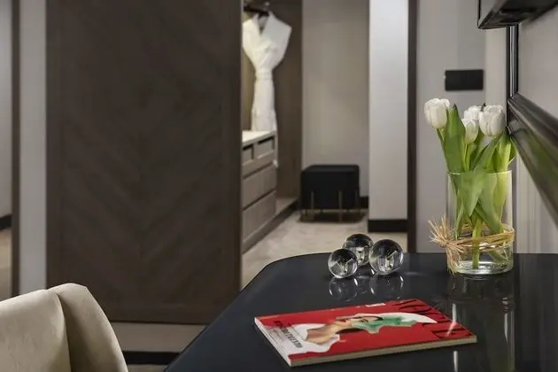 The Level, Junior Süit