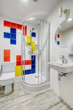 İki Ayrı Yataklı Oda, Ortak Banyo