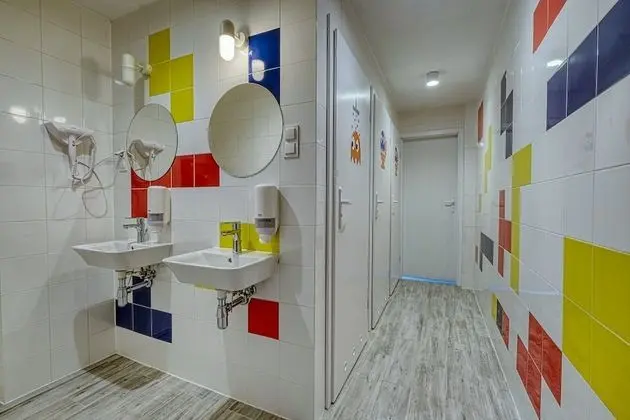 İki Ayrı Yataklı Oda, Ortak Banyo