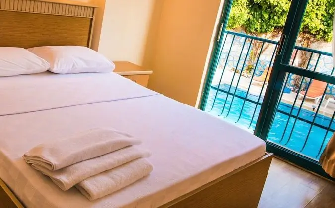 Standard Tek Büyük veya İki Ayrı Yataklı Oda, Havuz Manzaralı, Havuz Kenarı
