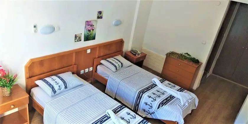 Standard Tek Büyük veya İki Ayrı Yataklı Oda, Havuz Manzaralı, Havuz Kenarı