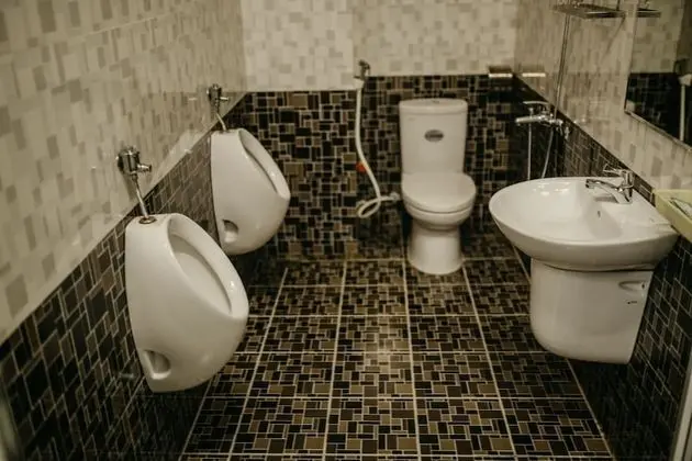 Dört Kişilik Oda, Ortak Banyo