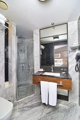 Family Room, Connecting Rooms