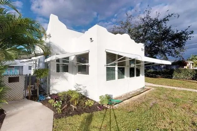 Ev (The Lewis House)