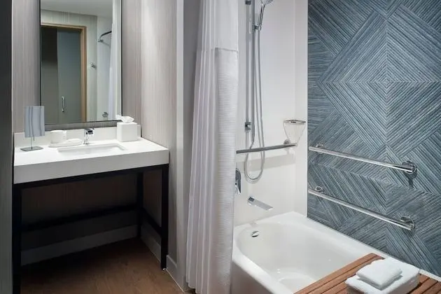 Oda, 1 En Büyük (King) Boy Yatak (Mobility Accessible, Tub)