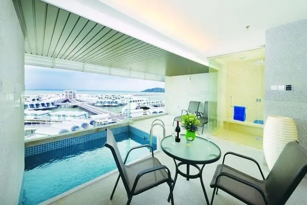 Sky Pool Villa (Tower Block)