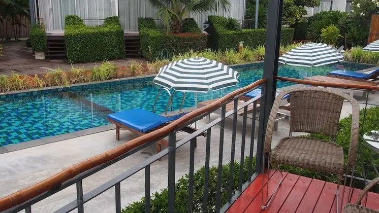 Deluxe poolside