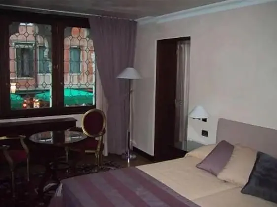 Deluxe Tek Büyük Yataklı Oda, Kanal Manzaralı