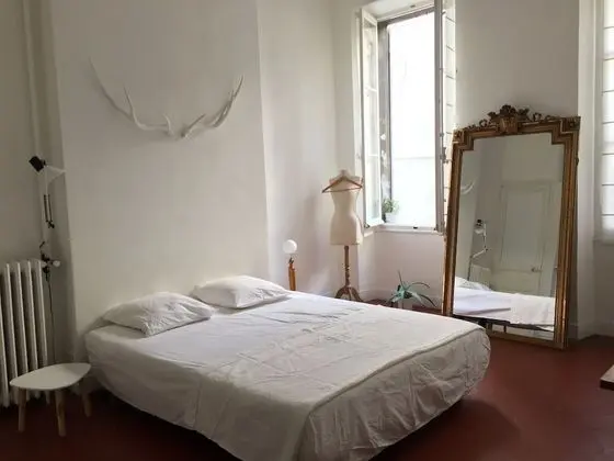 Tek Büyük Yataklı Oda (Belle chambre spacieuse)