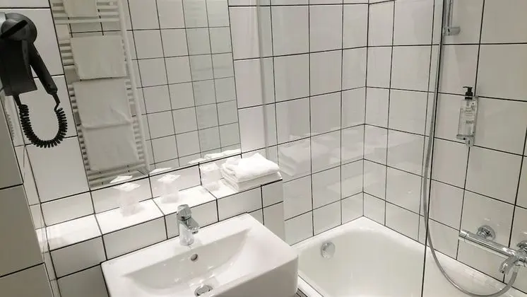 Üç Kişilik Oda