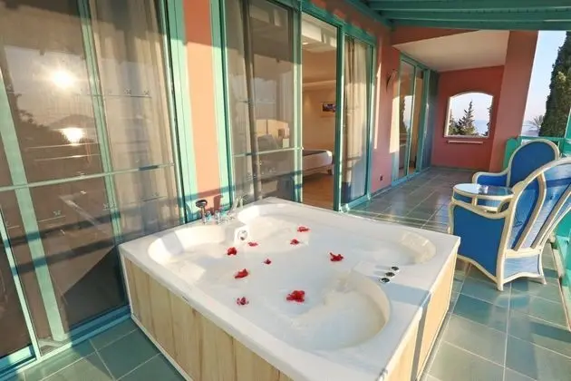 Deluxe Suite Jakuzi Kara Manzara