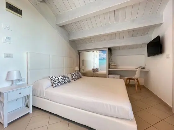 Comfort Tek Büyük Yataklı Oda, Balkon, Kısmi Deniz Manzaralı (beach access included)