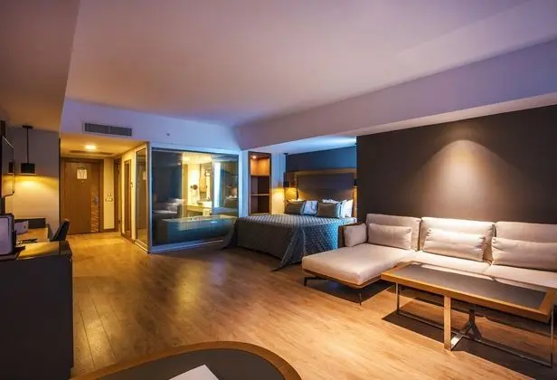 https://images.etstur.com/files/images/hotelImages/TR/220266/l/Liberty-Kusadasi-Golf-Resort-Oda-390087.jpg