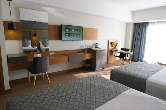 https://images.etstur.com/files/images/hotelImages/TR/220266/l/Liberty-Kusadasi-Golf-Resort-Oda-390095.jpg