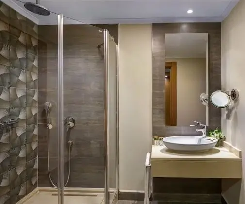https://images.etstur.com/imgproxy/resize/2560x1440/files/images/hotelImages/etsrooms/512312/Liberty_Kusadasi_20241011195226_1.PNG