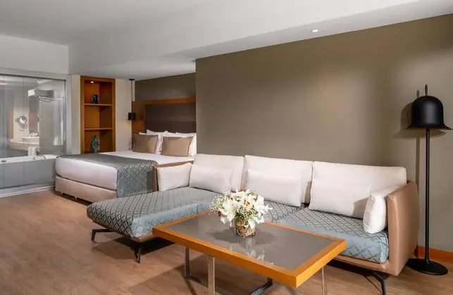 https://images.etstur.com/imgproxy/resize/2560x1440/files/images/hotelImages/etsrooms/512312/Liberty_Kusadasi_20251124151811_0.jpg