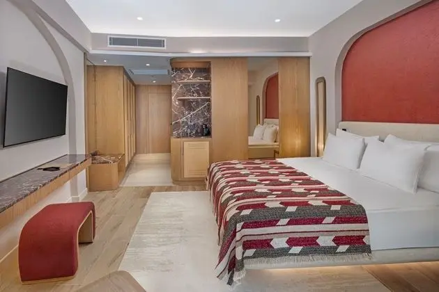 Süperior Havuza Merdivenle Bağlantılı Oda