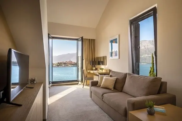 Superior suite with seaside balcony