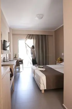 Single Room with Mountain/Street View