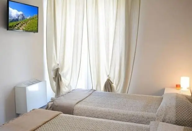 Büyük Yataklı Tek Kişilik Oda