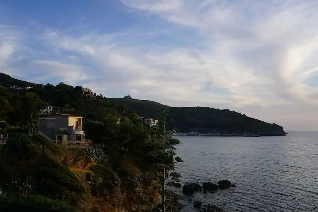 Tek Büyük veya İki Ayrı Yataklı Oda, Kısmi Deniz Manzaralı